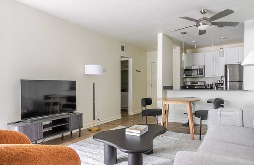 Pasadena Apartment | Blueground | Pasadena, pool, nr Pasadena Park