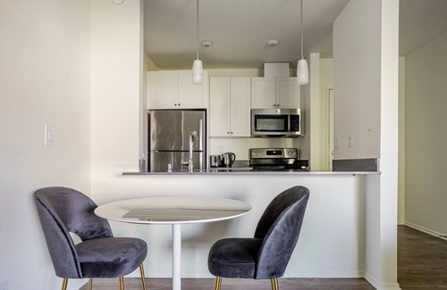 Pasadena Apartment | Blueground | Pasadena, pool, nr Pasadena City Hall