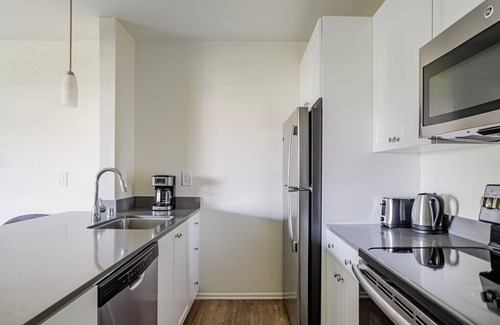 Pasadena Apartment | Blueground | Pasadena, pool, nr Pasadena City Hall