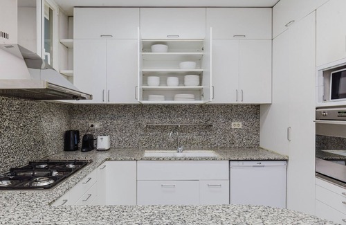 Les Corts Apartment | Blueground | Pedralbes, AC, balcony, nr park