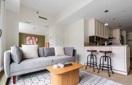 Penn Quarter Apartment | Blueground | Penn Quarter, pool & w/d, nr museums