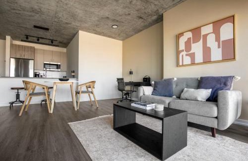 River North Apartment | Blueground River North gym pool 1 block to l CHI-1046