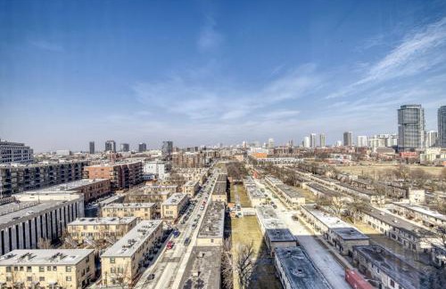 River North Apartment | Blueground River North gym pool 1 block to l CHI-1046