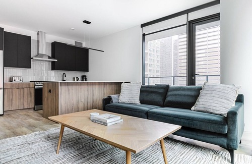 Streeterville Apartment | Blueground | River North, balcony & pool, nr Pier
