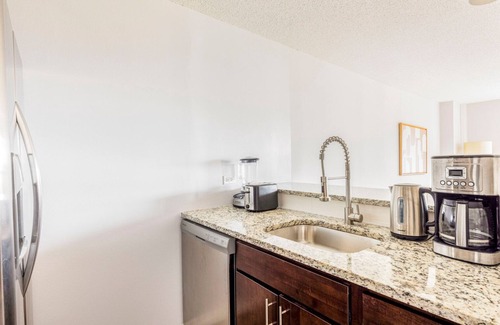 Rush and Division Apartment | Blueground | Rush & Division, fitness center, nr Lincoln Park
