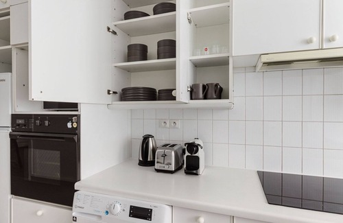 16th Arrondissement Apartment | Blueground | Trocadero, furniture & kitchen