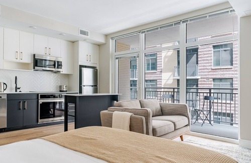 Woodmont Triangle Apartment | Blueground | Woodmont, pool & w/d, nr Bethesda Row