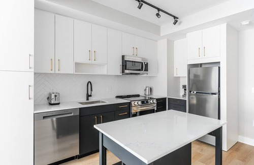 Woodmont Triangle Apartment | Blueground | Woodmont Triangle, pool, nr Cabin John Park