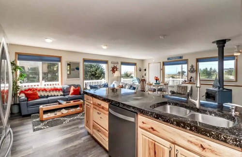 Grayland House | Bluejay Beach House w/Hot tub, near Westport, WA
