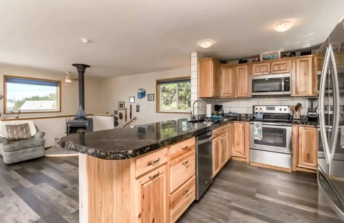 Grayland House | Bluejay Beach House w/Hot tub, near Westport, WA