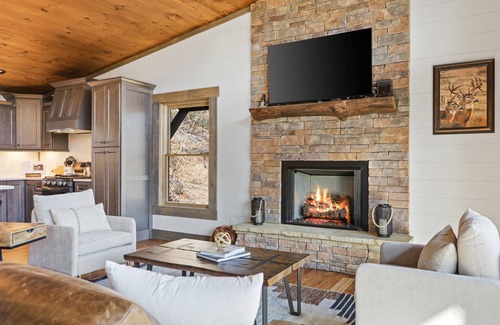 Epworth Cabin | Blueridge GA area. Fishing Creek Cabin. Hot Tub, Arcades, Grill