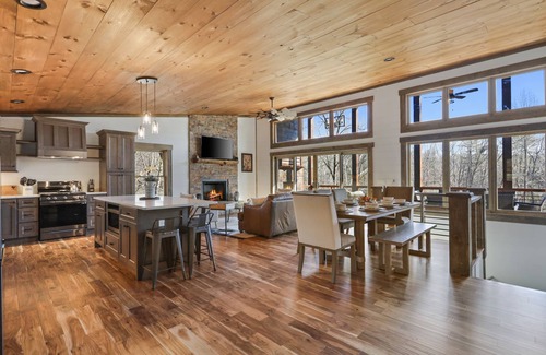 Epworth Cabin | Blueridge GA area. Fishing Creek Cabin. Hot Tub, Arcades, Grill