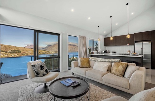 Frankton House | Bluewater Views Summa