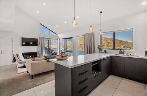 Frankton House | Bluewater Views Summa