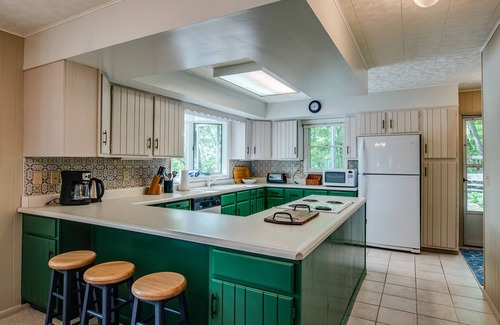 Town of Jerusalem House | Bluff`s Charm: private lake home on Keuka Lake with private beach area, single story home