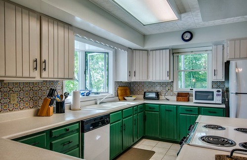 Town of Jerusalem House | Bluff`s Charm: private lake home on Keuka Lake with private beach area, single story home
