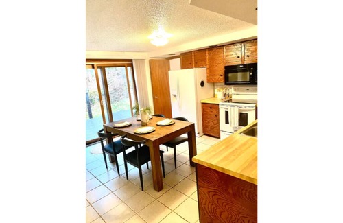 Hurley House | Bluff’s Edge Secluded Retreat with 2 car garage!
