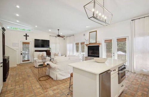 Mandeville Cottage | Blume Cottage-Historic 2BR Getaway, Walk to Lake Pontchartrain & Cafe's