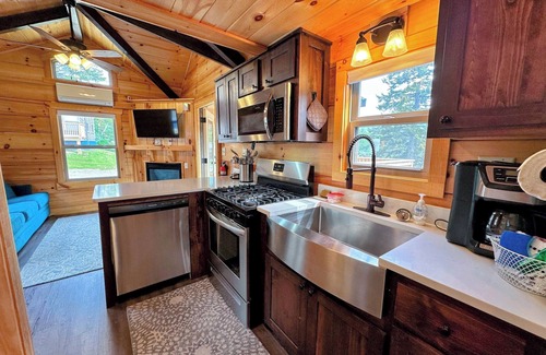 Twin Mountain Cabin | BMV8 Awesome "Tiny Home" A/C, Mountain Views, Minutes to Skiing, Hiking, Attractions, Dog Friendly!