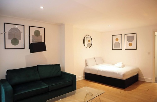 The City of London Apartment | BnBNook - 1BR with Patio - St. Paul’s Cathedral