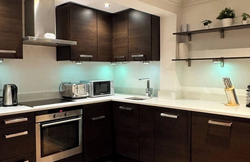 Oval Apartment | BnBNook - 2BR with Patio - Westminster and Big Ben