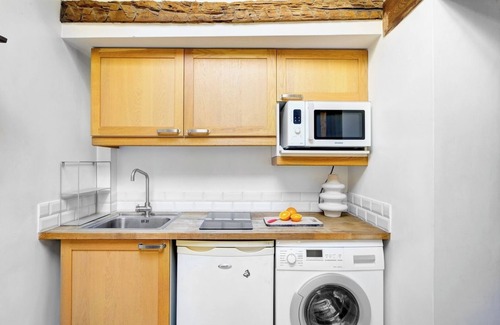 Les Iles Apartment | BnBNook - Studio on Ile Saint-Louis and Notre-Dame