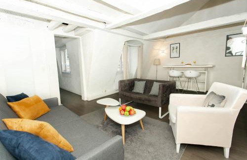 Les Iles Apartment | BnBNova - 1BR - Ile Saint Louis