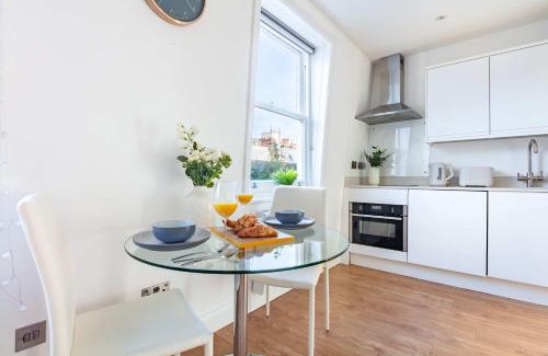 Marylebone Apartment | BnBNova - Fitzrovia with Balcony near Oxford Circus
