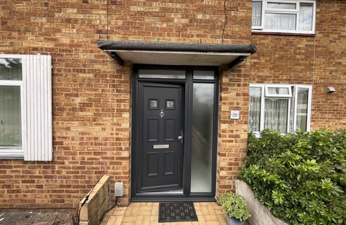 Borehamwood House | BnJ Luxury 2 Bedroom Cozy Retreat in Borehamwood