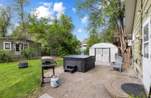 Central - Terry Apartment | Bo's Cozy Green DADU Bungalow with shared Hot Tub, Sauna