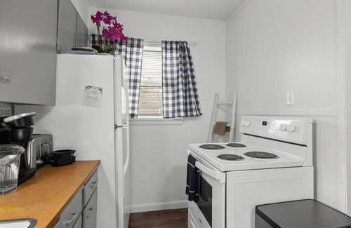 Central - Terry House | Bo's Heart of Central Billings Green Retreat w/Hot Tub | near park | Game Room | Office