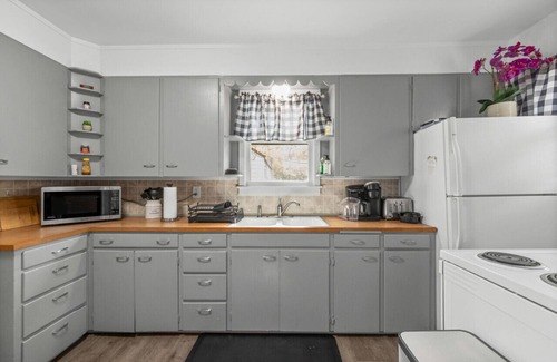 Central - Terry House | Bo's Heart of Central Billings Green Retreat w/Hot Tub | near park | Game Room | Office