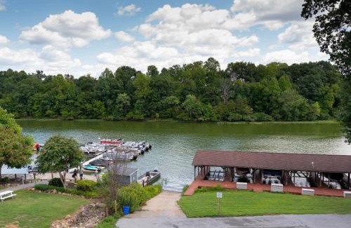 Livingston Hotel | Boardwalk Hotel on Lake Anna by Kasa