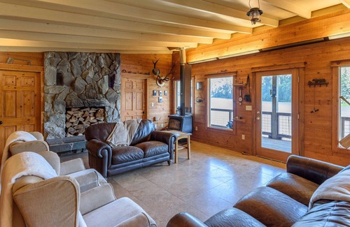 Lakeside House | Boat Access Only Cabin In Lakeside - Pet Friendly