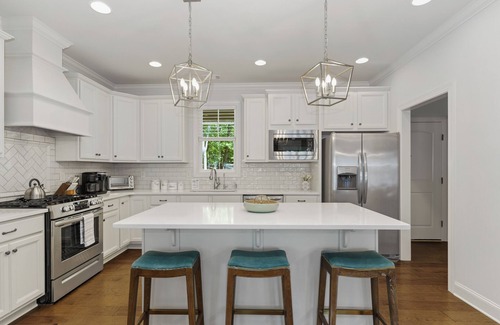 Lake Oconee House | BOAT AVAILABLE - BEST LOCATION - Waterfront Getaway on Lake Oconee Sleeps 10-12