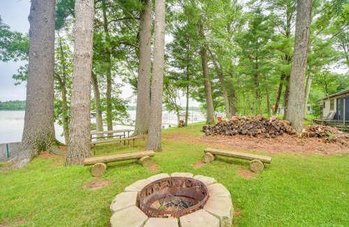 Siren House | Boat Dock, BBQ and Fireside Fun Clam Lake Cabin