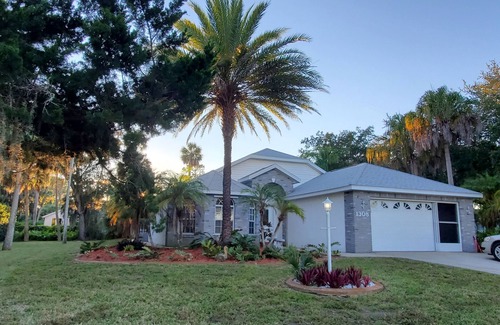 Edgewater House | BOAT DOCK SPOT DOLPHIN/FISH Deals-Cozy house 3/2 , 5 mins to New Smyrna Beach.
