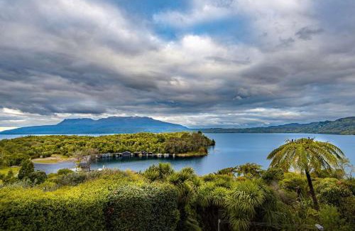 Lake Tarawera House | Boat Shed Bay - Stunning Lake Tarawera Views