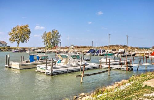 Oak Harbor Apartment | Boat Slip and Pool Access Oak Harbor Haven!