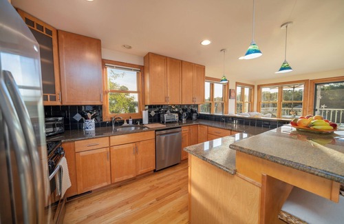 Momauguin House | Boater's paradise 3-bedroom waterfront home clean, modern, private