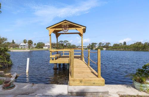 Green Key Estates House | Boaters Dream Rustic Waterfront Retreat