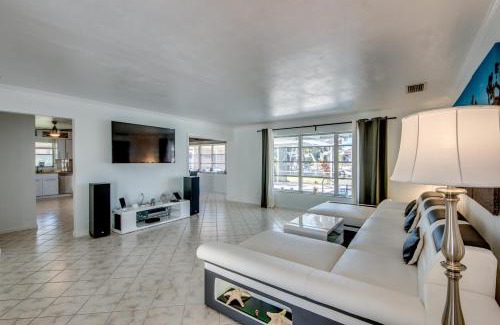 Yacht Club House | BOATERS.HOUSE Cape Coral, Florida