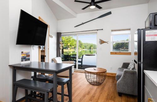 Mayfield House | Boathouse on Arbutus Lake