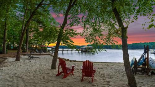 Lake Norman of Catawba House | Boathouse Cove by AvantStay Pool Swim Dock Hot Tub
