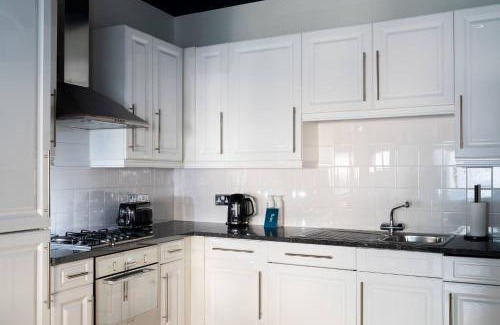 Tower Hill Apartment | Bob W Tower of London