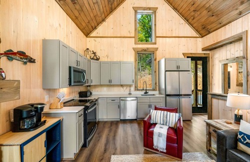 Sevierville Cabin | Bobber Bungalow: Lake View, Hot Tub, Arcade Games!