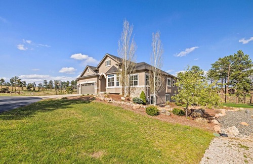 Colorado Springs House | BOBCAT LODGE · ✔︎ Sleeps 25+⎜Movie Room⎜Garage⎜Hot Tub, Chef Kitc