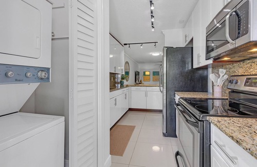 Boca Raton Apartment | Boca Waterfront Watch the Boats Pool & Gym
