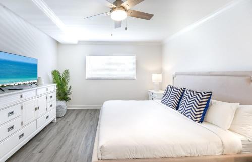 Boca Raton Apartment | Boca Waterfront with Pool, Gym, Parking and Short Walk to the Beach