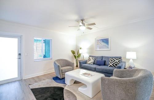 Boca Raton Apartment | Boca Waterfront with Pool, Gym, Parking and Short Walk to the Beach